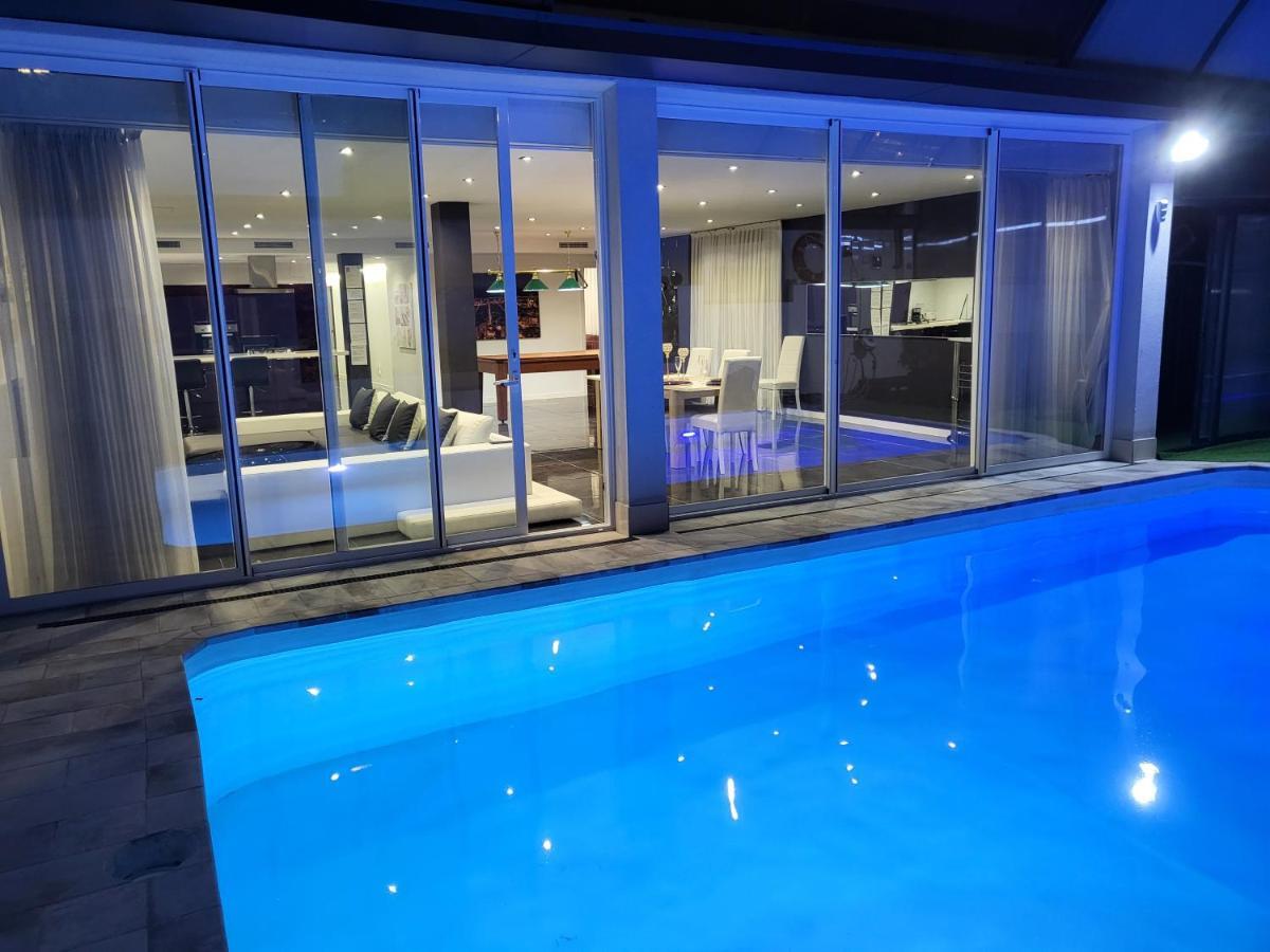 Luxurious Villa Marly II カステルデフェルス エクステリア 写真